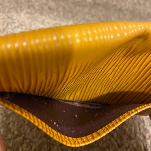 Louis Vuitton epi-card holder - Picture 10 of 12